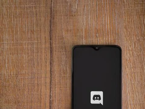 Discord app launch screen with logo on the display of a black mobile smartpho Foto stock