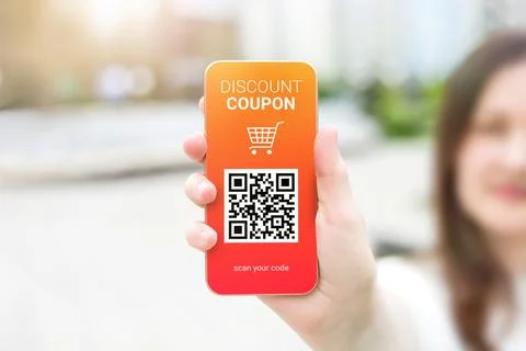 Discount coupon with QR code on smartphone in a female hand Foto stock