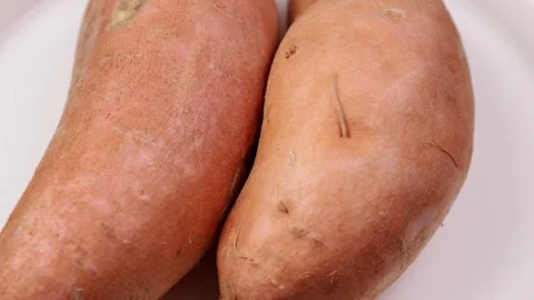 Discover how to choose and prepare sweet potatoes for your healthy meals at home Video stock 320779880