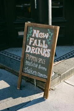Discover new fall drinks including pumpkin spice and matcha frappe at local cafe 스톡 사진