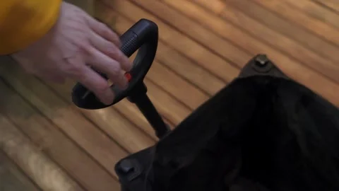 Discover a stylish black stroller handle that combines fashion with Vidéo 295074254