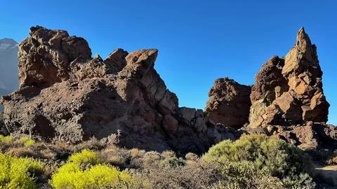 Discover the Unique Rock Formations Found in a Vast Desert Landscape During Stock-Fotos