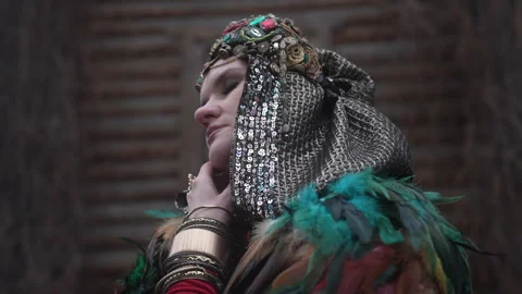 Discover vibrant design elements of feathered costumes for fashion Vidéo 295124822