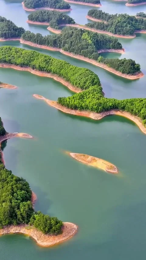 Discover West Lake in Hangzhou from a drone view over water and green hills Vídeos de archivo 335073769