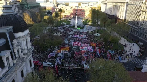 Discovering an Argentinian left group mobilization in Plaza de mayo. Stock Footage 167535735