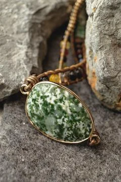 Discovering eco-friendly elegance with a handcrafted natural stone bracelet 库存照片