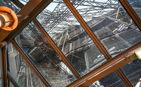 Discovering Paris: shot at the Eiffel Tower of one of the elevators that ta.. 스톡 사진