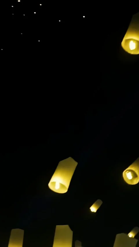 Discovering sky lanterns in China during a night celebration event Vídeos de archivo 335073168