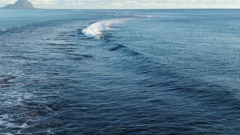 Discovering tropical reef edge with waves and tropical Mauritius background Video stock 120426733