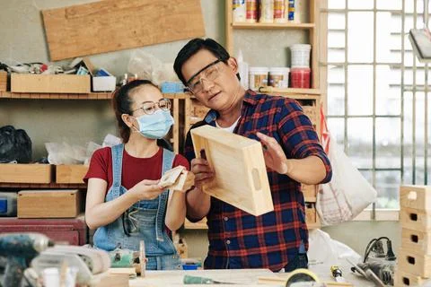 Discussing drawer with apprentice 스톡 사진