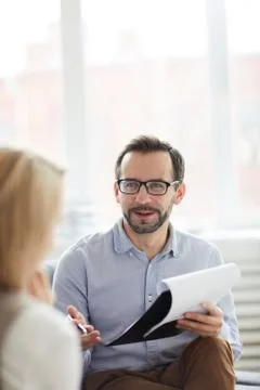 Discussing ways of solving problem Foto stock