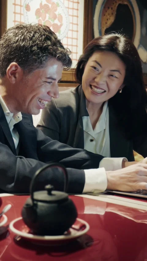 Discussion between two professionals in a modern workspace during a meeting Stock-Footage 305982644