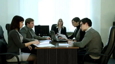 Discussion of current affairs in the office 動画素材 25458381
