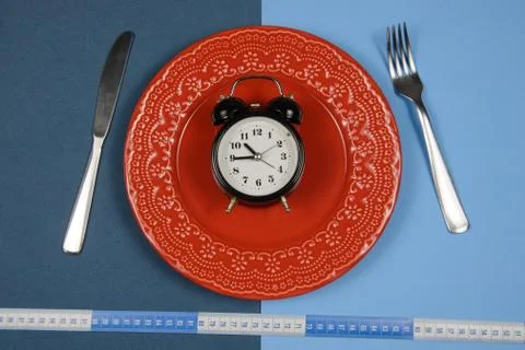 Dish with alarm clock inside Foto stock