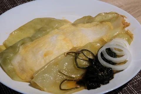 Dish of boiled cabbage sheets with algae and whipped cream Foto stock