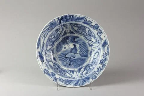 Dish ca. 1600 China The basic form of the bowl, with a thin body, is derive.. Foto stock