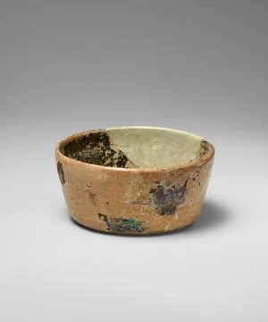 Dish ca. 3rd7th century A.D. Sasanian This small glass vessel is mostly pre.. Foto stock