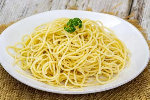 Dish of plain cooked spaghetti on a table Stock-Fotos