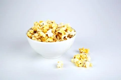Dish with popcorn on white Foto stock