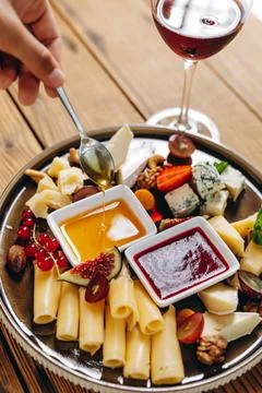 The dish is served to the customer. Foto stock