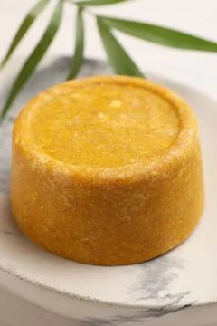 Dish with solid shampoo bar on table, closeup 스톡 사진