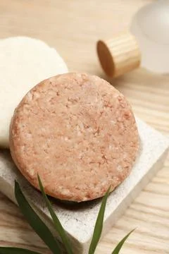 Dish with solid shampoo bars on wooden table, closeup 스톡 사진