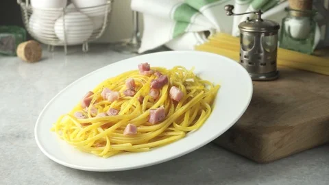Dish with spaghetti 스톡 동영상 86528721