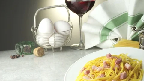 Dish with spaghetti in the kitchen Video stock 86528752