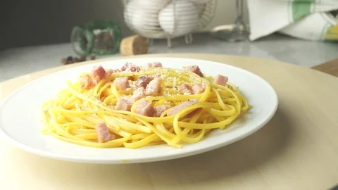 Dish with spaghetti in the kitchen Video stock 86528754