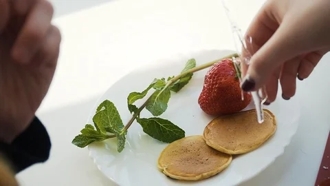 Dish with strawberries 動画素材 86855245