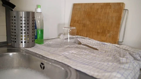 Dish wash by hand Stockbeeldmateriaal 82607622