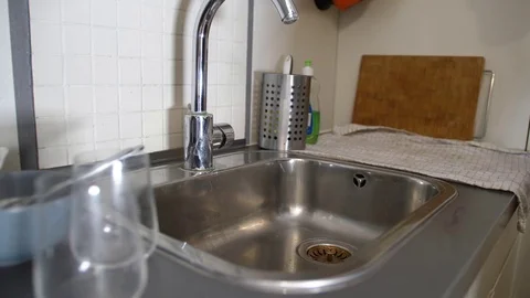 Dish wash by hand Stockbeeldmateriaal 82609547