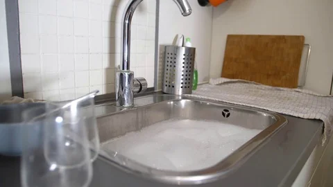 Dish wash by hand Stockbeeldmateriaal 82610091