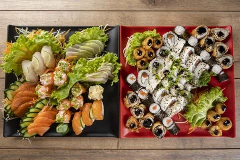 Dishes with sashimis, niguiris and assorted sushi Foto stock