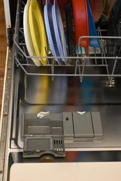 Dishwasher detergent dispenser inside a loaded dishwasher Stockfoto's