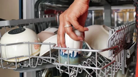 Dishwasher loading tips for efficient use and organization Vídeos de archivo 345186730