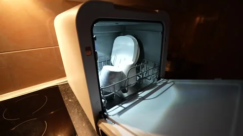 Dishwasher open at night, interior lit by soft glow Vidéo 326059740