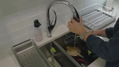 Dishwashing in a kitchen sink. Видео 143991407