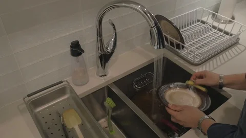 Dishwashing in the kitchen sink (part two). Vídeos de archivo 101403954