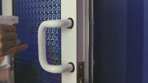 Disinfecting door knobs 库存影片 145181240