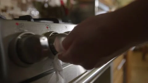 Disinfecting stove top knobs with an antibacterial wipe. 库存影片 142031855