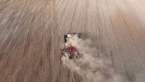 Disk harrow on plowing field. Soil cultivation field use tractor. Vidéo 211885654