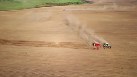 Disk harrow on plowing field. Soil cultivation field use tractor. Vidéo 212455485