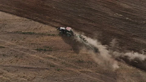 Disk harrow on plowing field. Soil cultivation field use tractor. Vidéo 218388192