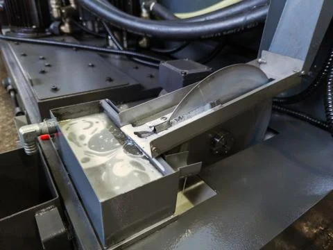 Disk type oil skimmer for liquid flood coolant in modern cnc milling machine Fotos Stock