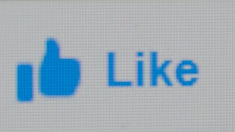 Disliking on facebook 스톡 동영상 86077943