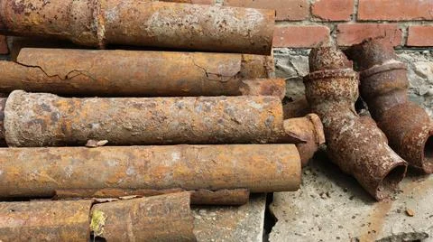 Dismantled, broken, rusted plumbing elements Foto stock
