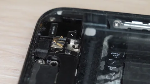 Dismantling a broken mobile phone 库存影片 71903202