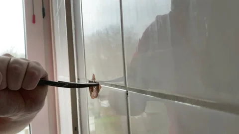 Dismantling ceramic tiles with a chisel and a hammer Video stock 173014884