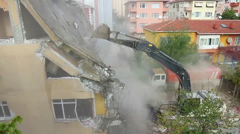 Dismantling of a house building Vidéo 32820397